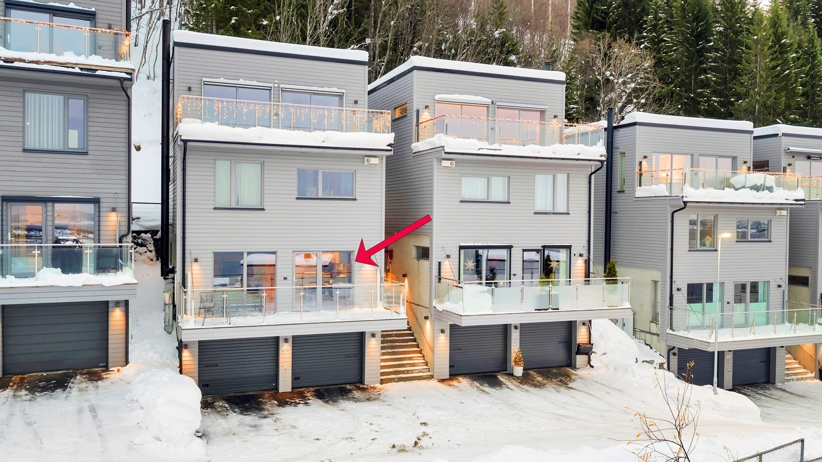 Boligen har god intern beliggenhet i første etasje og grenser mot friareal. Galleribilde