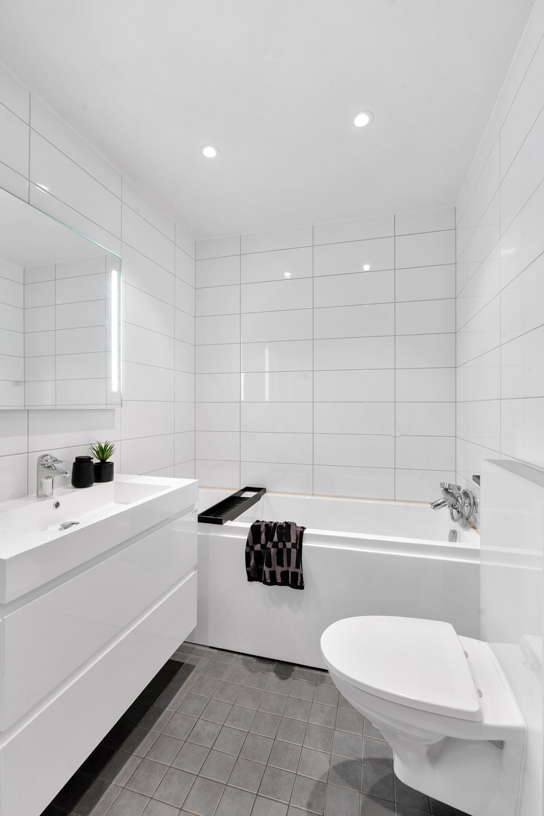 Gjennomtenkt innredning med smart og romslig oppbevaring. Galleribilde