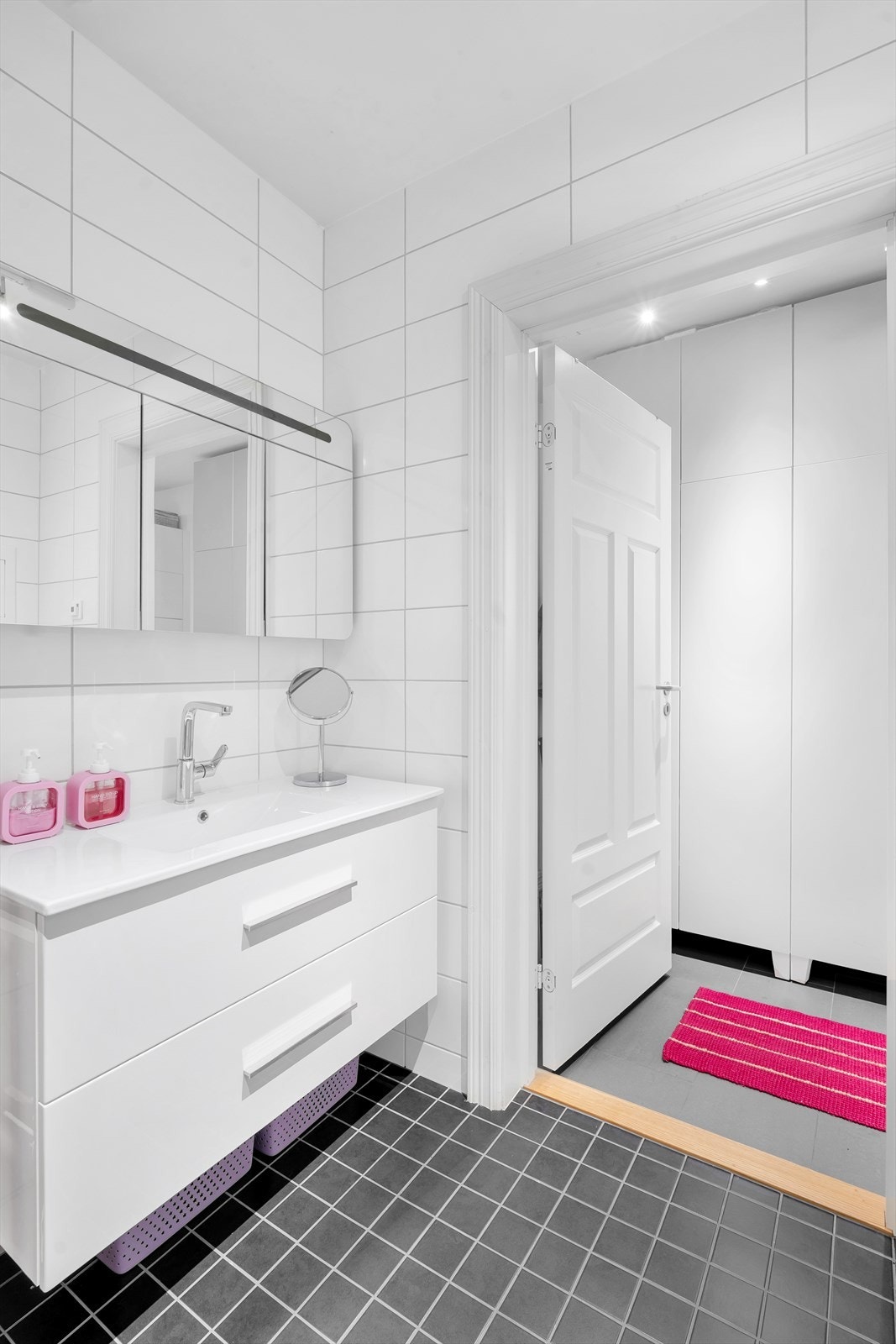 Gjennomgående god standard med varmekabler i gulv. Galleribilde