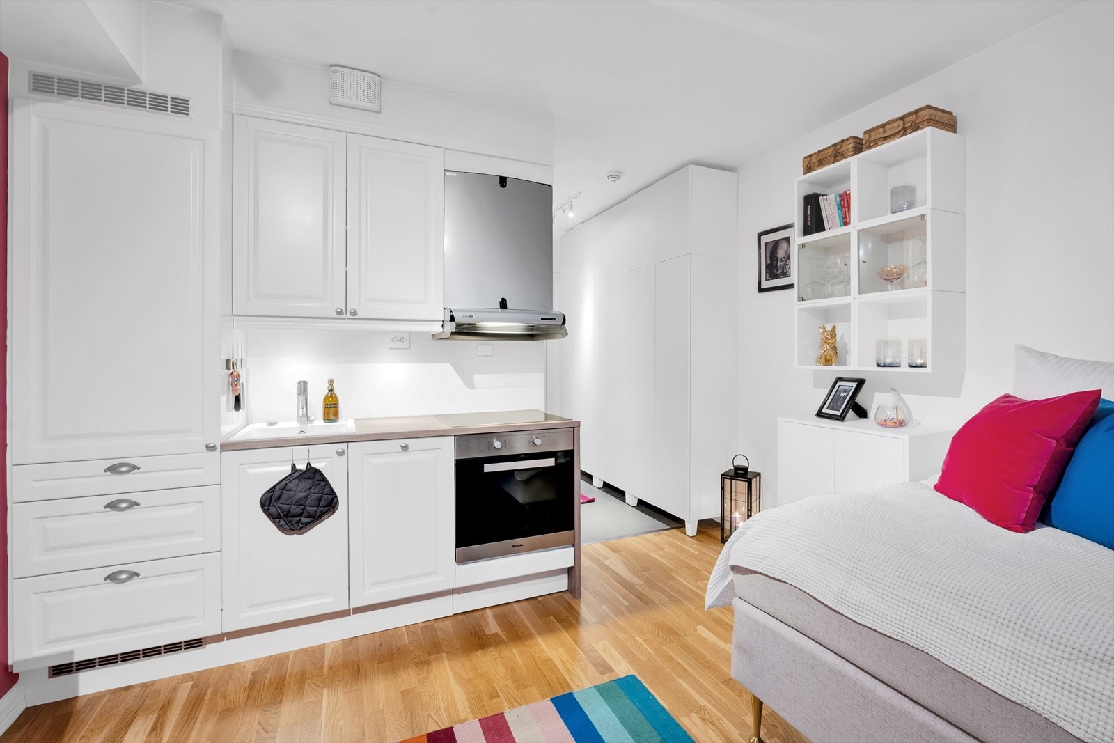 Stue og kjøkken i effektiv åpen planløsning som sikrer en åpen og luftig atmosfære. Galleribilde