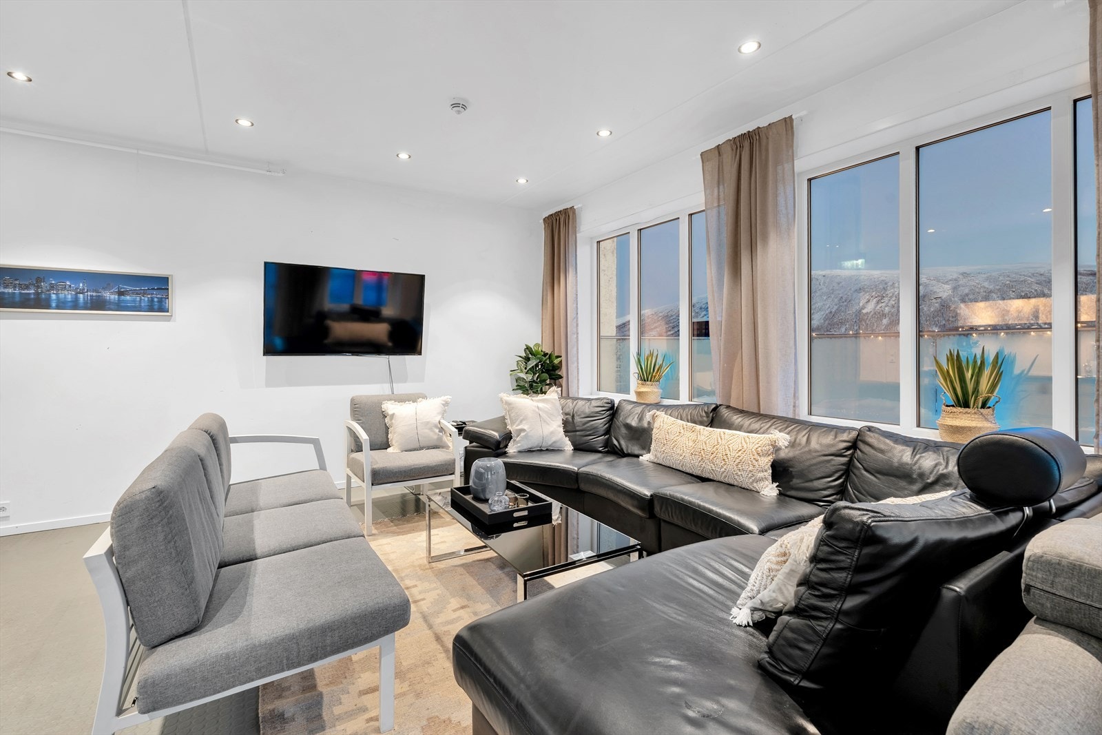 På kjøpet medfølger også adgang til trivelig fellesareal forbeholdt eierene i borettslaget. Galleribilde