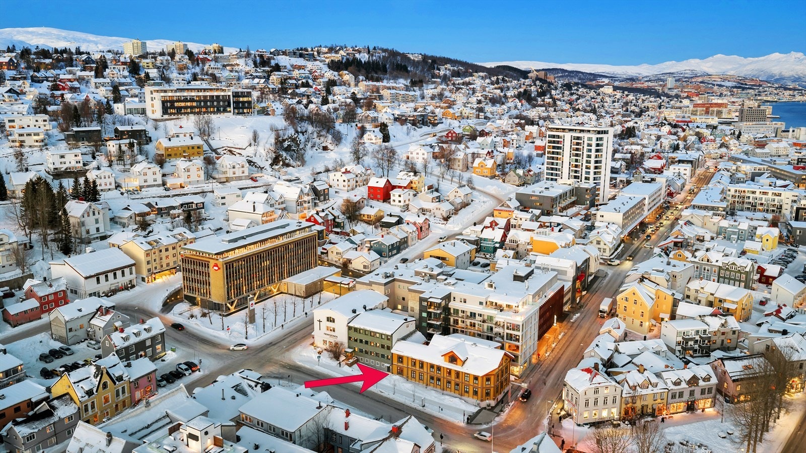 I nærområdet finner du et rikt utvalg av restauranter, caféer, barer og matbutikker, samt frisør, treningssenter, kino og bibliotek like i nærheten. Galleribilde