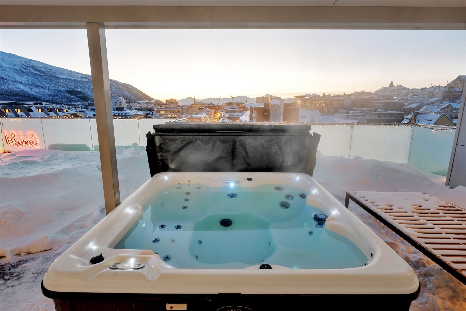 Borettslaget disponerer flotte fellesområder, med bl.a. takterrasse med jacuzzi som andelseierne kan benytte seg av- perfekt for avslapning og velvære! Galleribilde