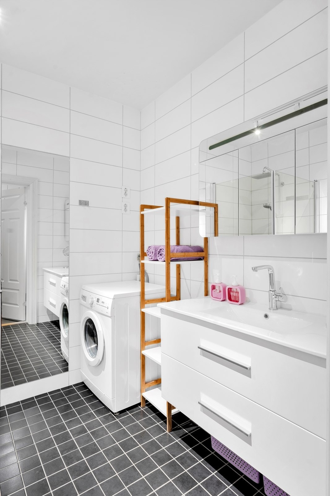 Baderomsinnredning med god oppbevaringsplass, samt opplegg for vaskemaskin. Galleribilde