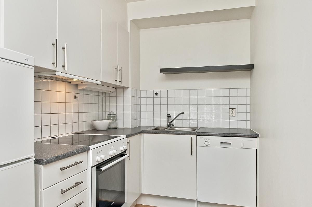 Pent og lyst kjøkken med hvitevarer Galleribilde