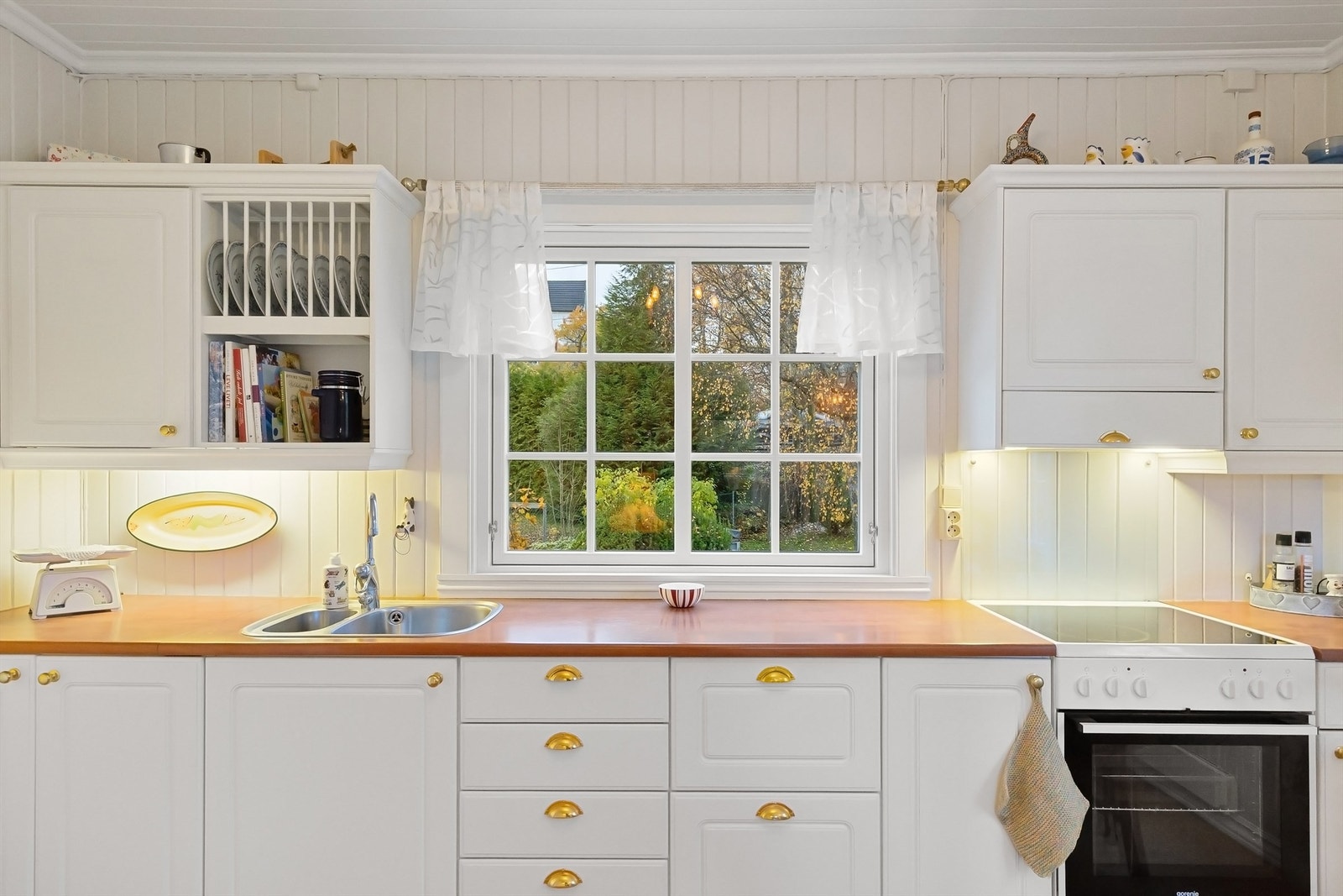 Benkeplaten i laminat gir gode arbeidsflater, med belysning under overskapene. Galleribilde