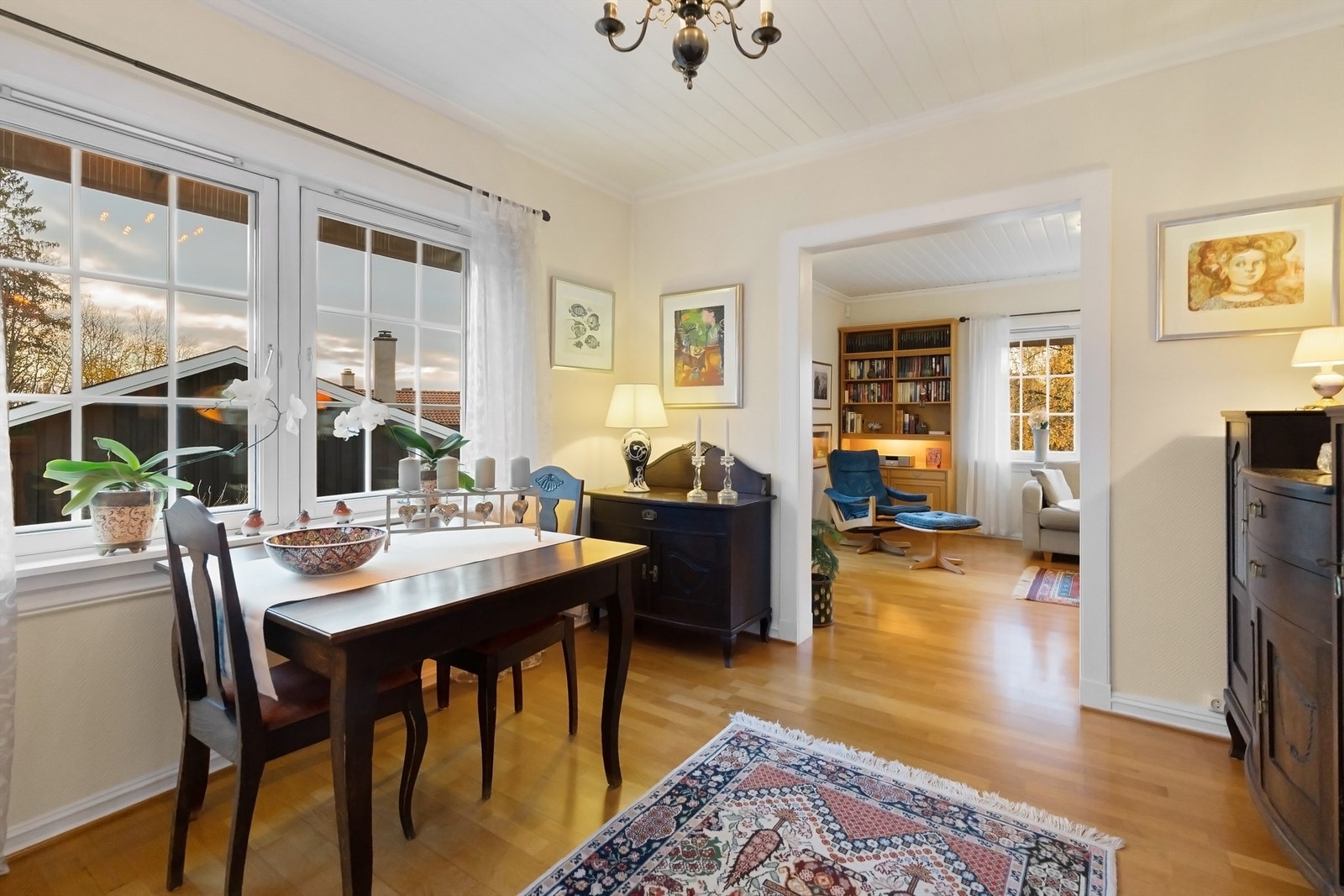 Spisestuen har god plass til et stort spisebord for hyggelige sammenkomster. Galleribilde