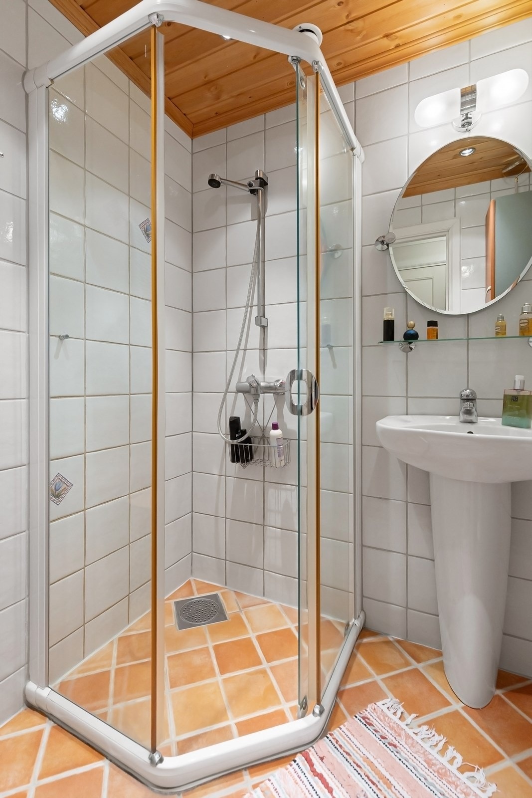 Badet ble modernisert i 1999 og har flislagt gulv med behagelig gulvvarme. Galleribilde