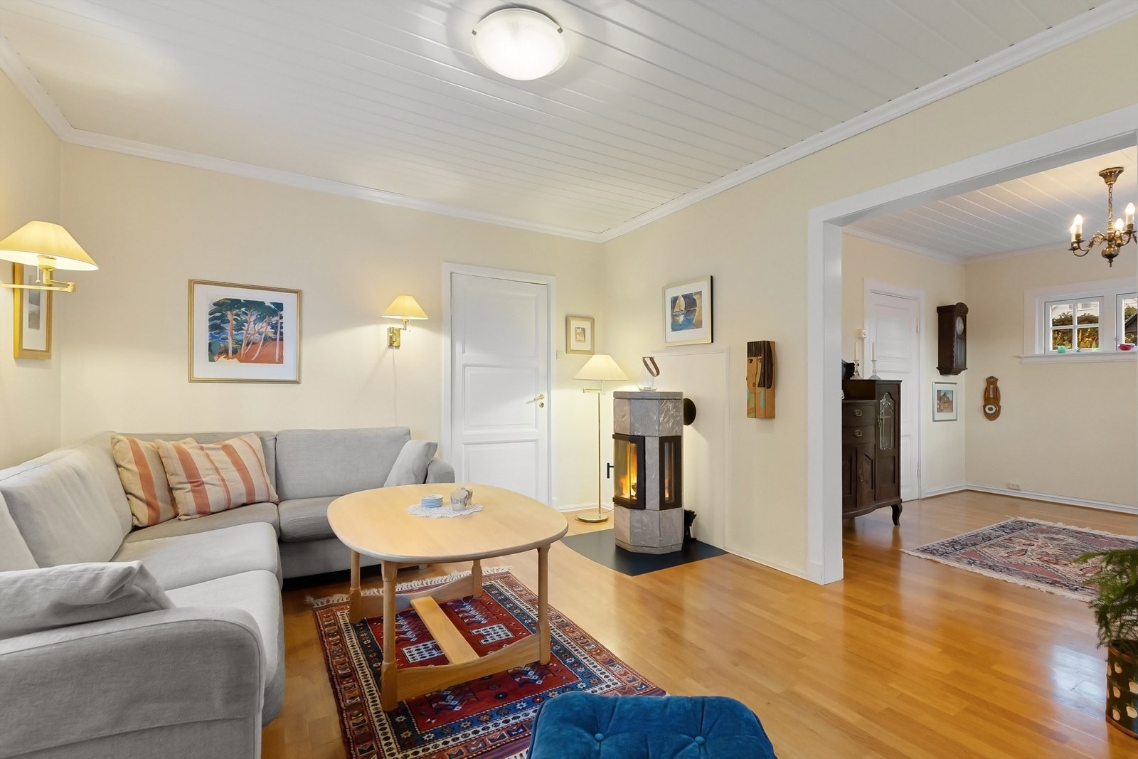 Åpen løsning mellom stue og spisestue skaper en sosial og luftig sone. Galleribilde