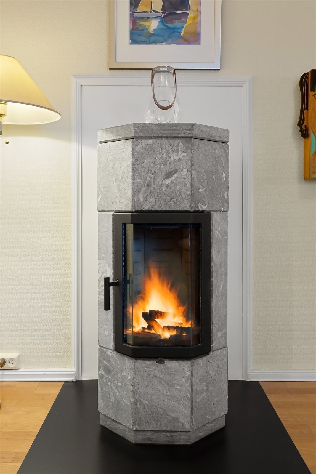 Skorsteinen ble rehabilitert med stålpipe i 2017, noe som sikrer trygg og effektiv fyring. Galleribilde