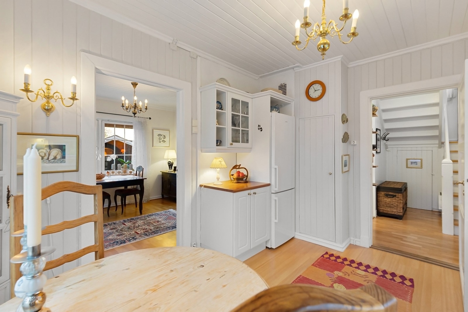 Kjøkkenet har en funksjonell utforming med god skap- og benkeplass. Galleribilde