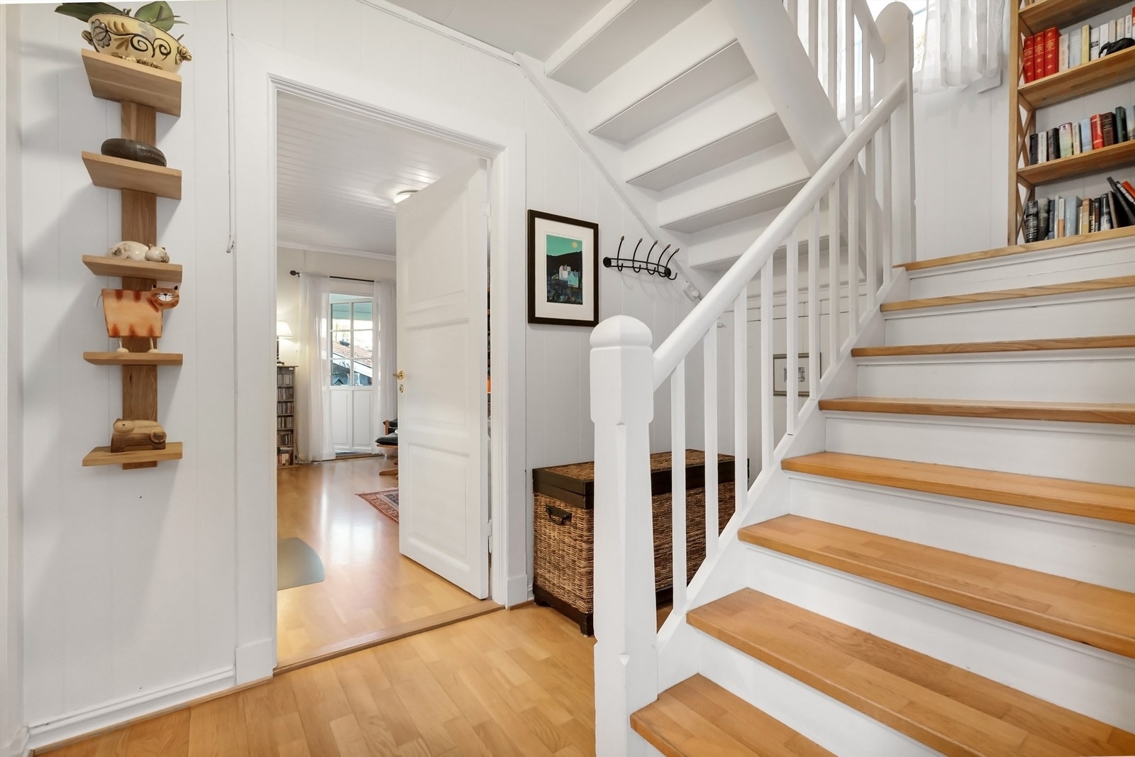 Fra entreen fører trappen deg videre opp til boligens andre etasje. Galleribilde