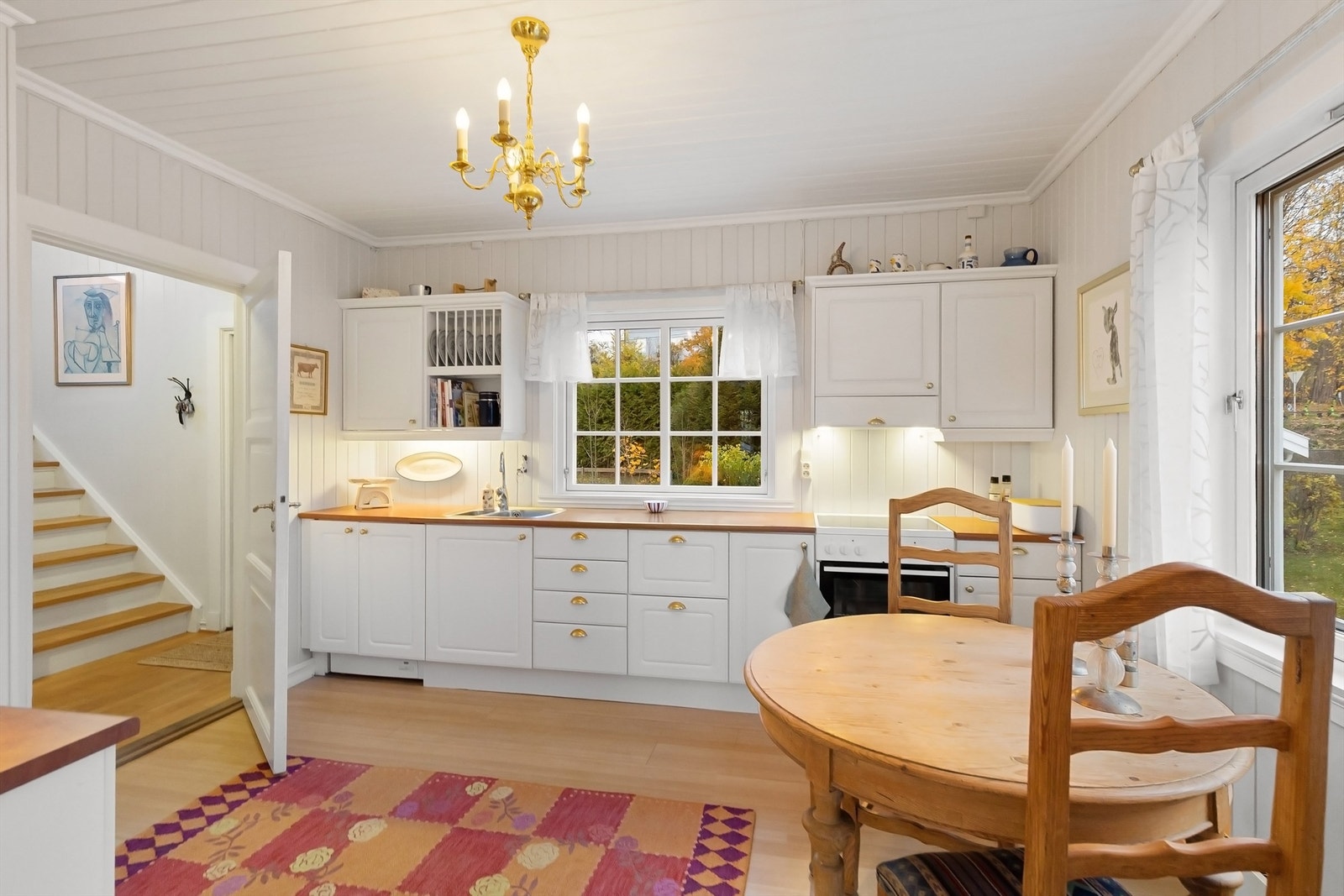 Kjøkkenet har en tidløs innredning fra ca. 2001 med profilerte fronter. Galleribilde