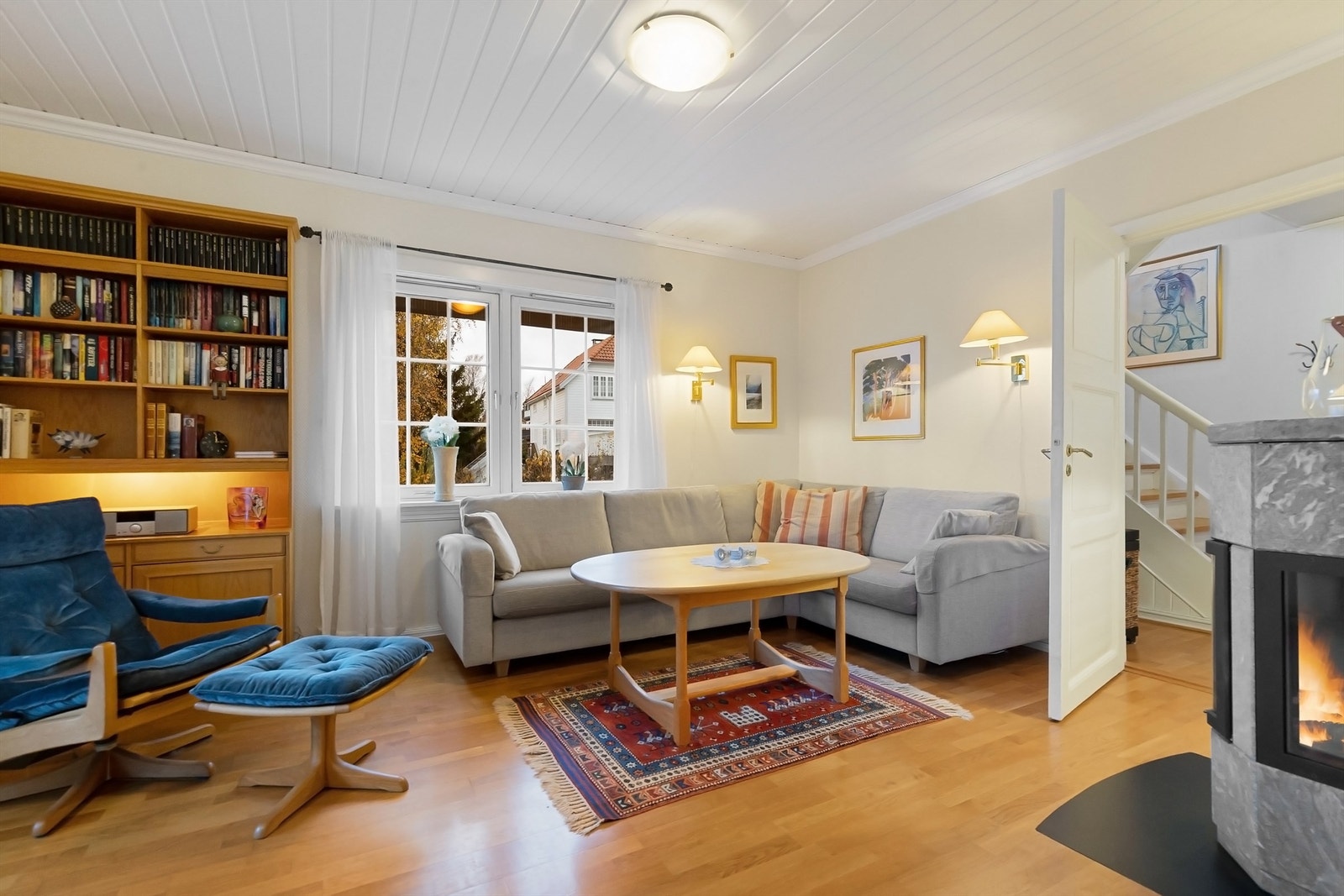 Stuen er et lyst og romslig samlingspunkt med god plass til en sofagruppe. Galleribilde