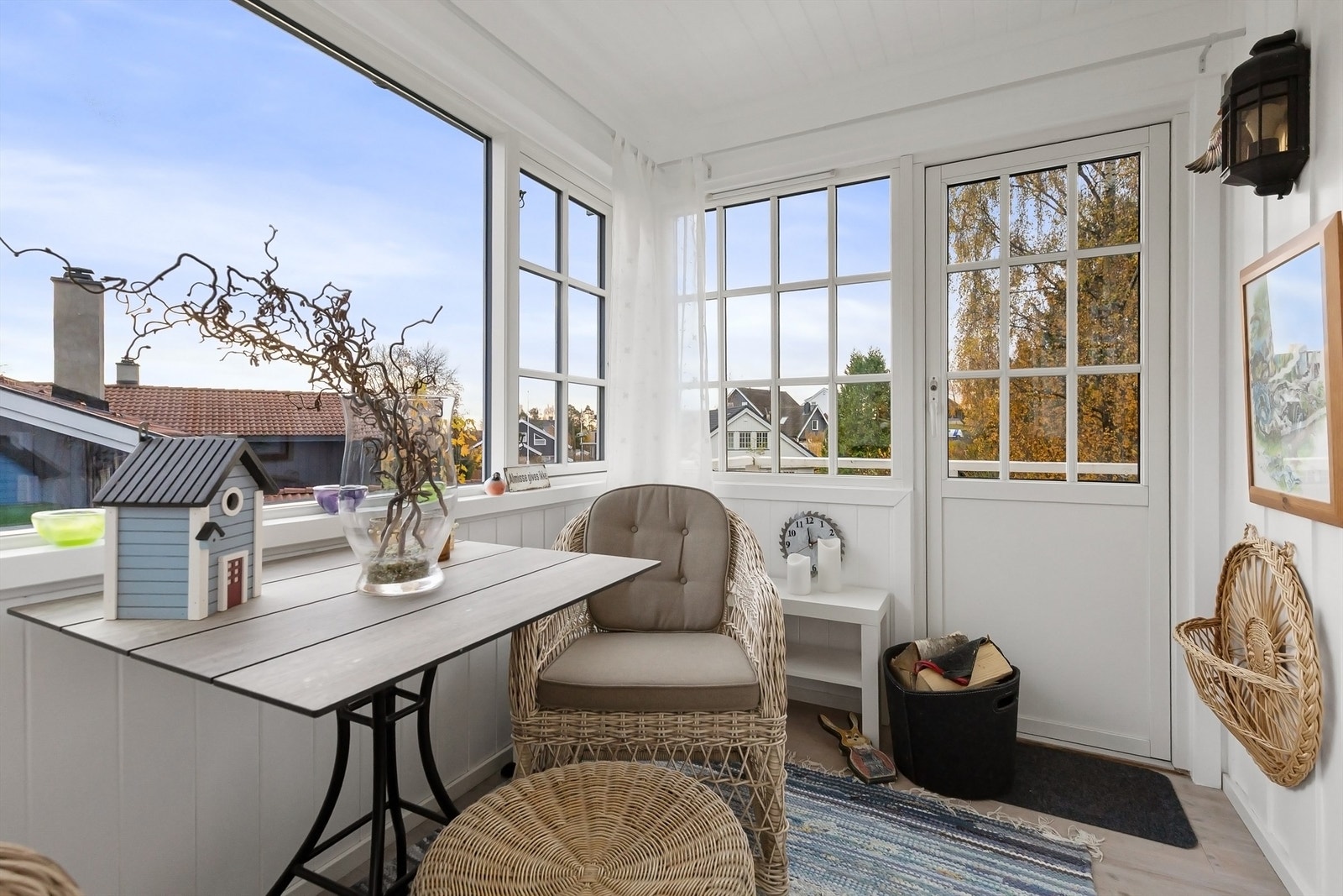 Herfra er det utgang til en stor platting og hagen. Galleribilde