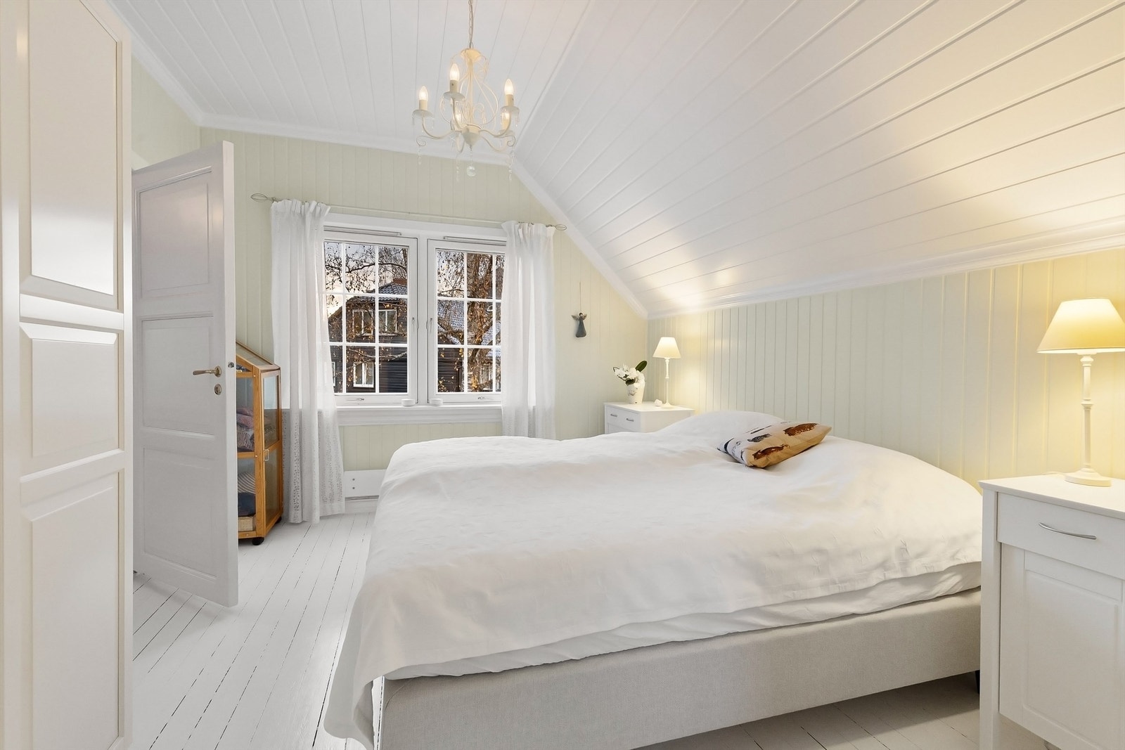 Det andre soverommet har malte gulvbord og panel på vegger og i tak. Galleribilde