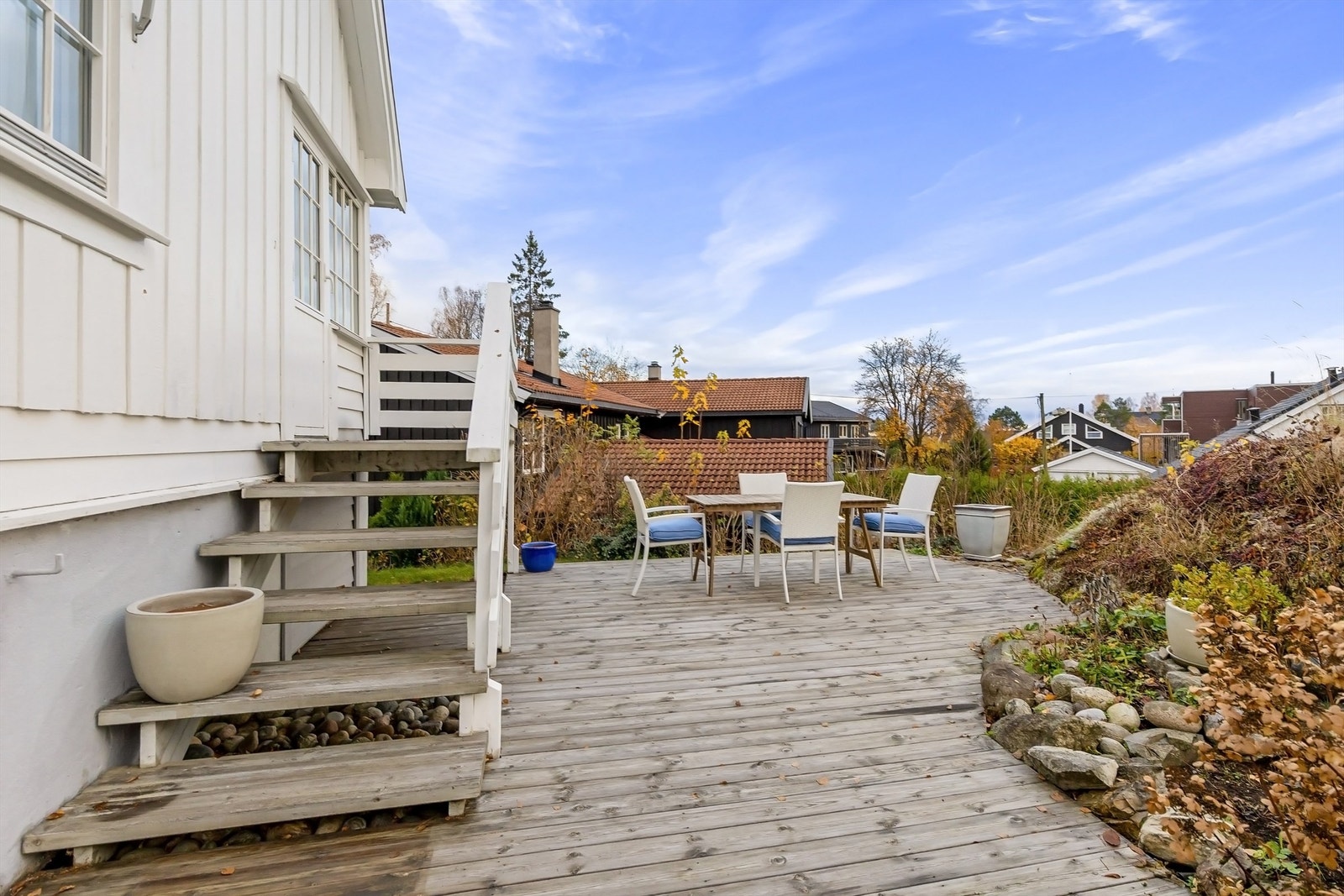 Fra vinterhagen kommer du ut til en stor platting på 20 m². *Plattingen er ikke søkt om til kommunen og usikkert om den er godkjent Galleribilde