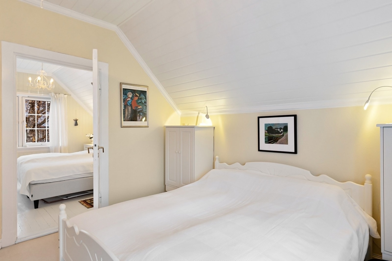 Skråtak og panel i himlingen gir rommet en lun atmosfære. Galleribilde