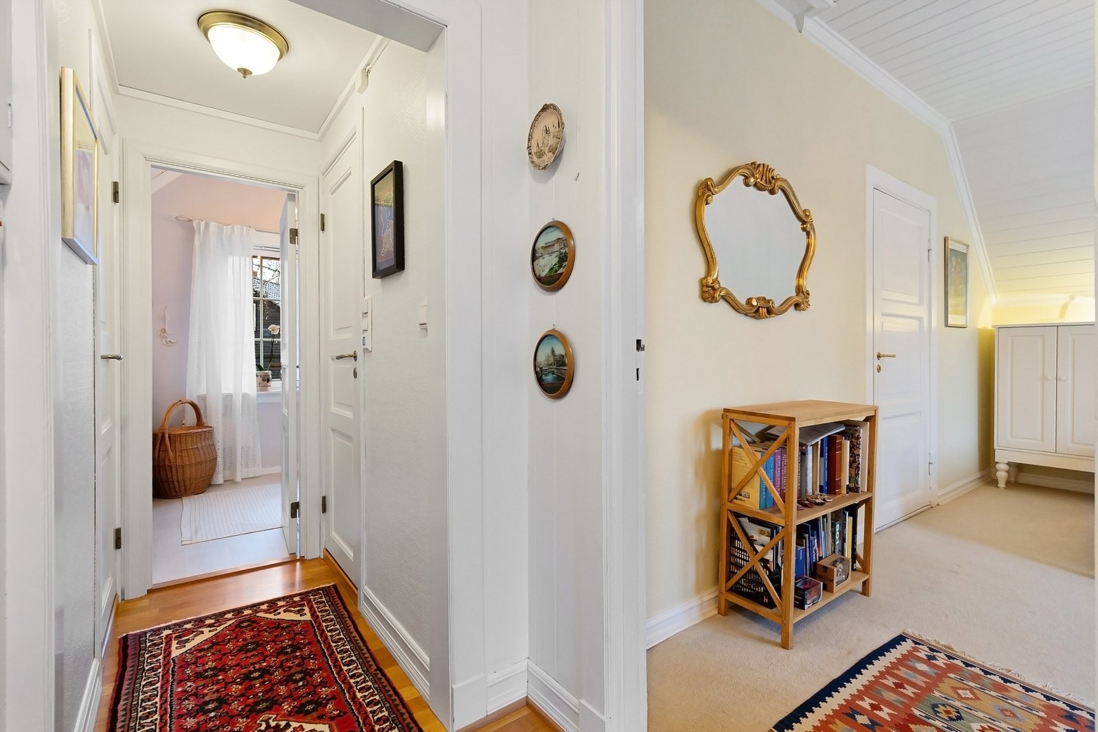 Etasjen har en kombinasjon av malte gulvbord og tepper på gulvene. Galleribilde