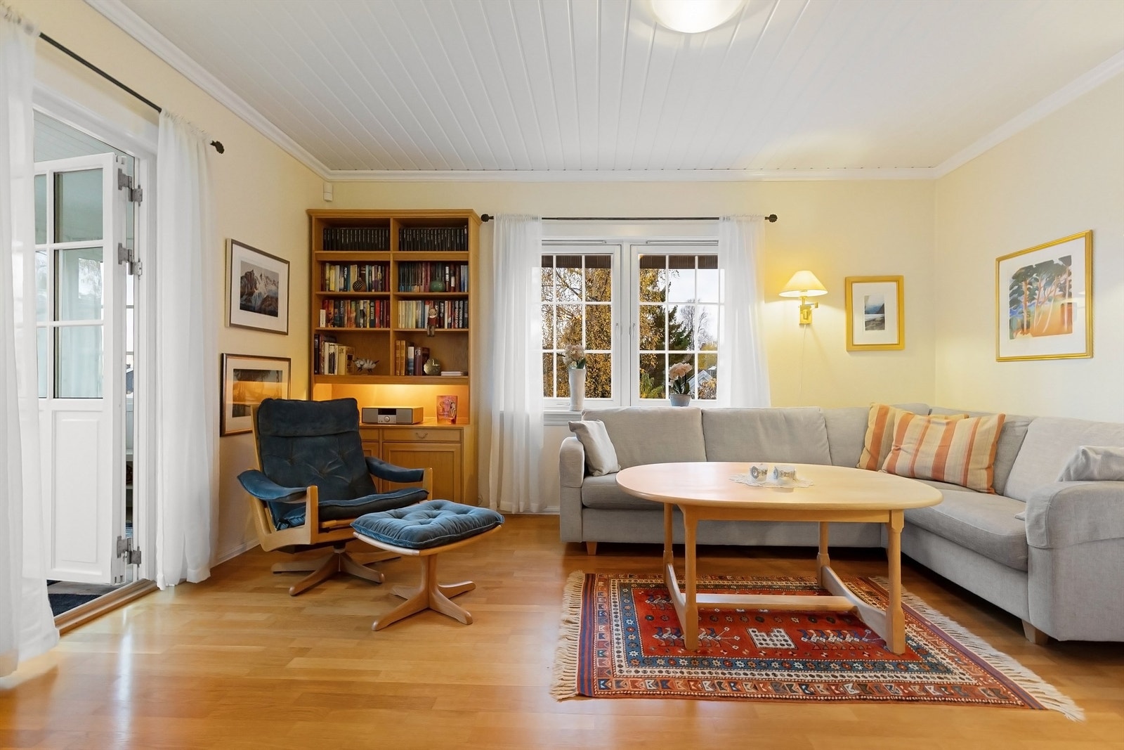 Fra stuen er det direkte utgang til en innglasset vinterhage. Galleribilde