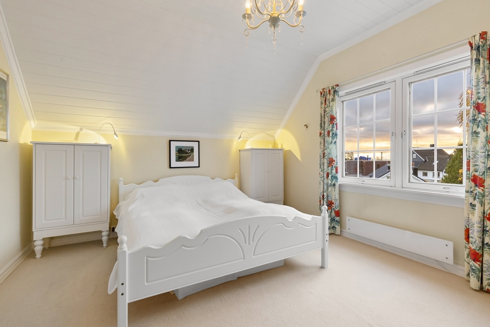 Hovedsoverommet er romslig med plass til dobbeltseng og garderobeløsninger. Galleribilde