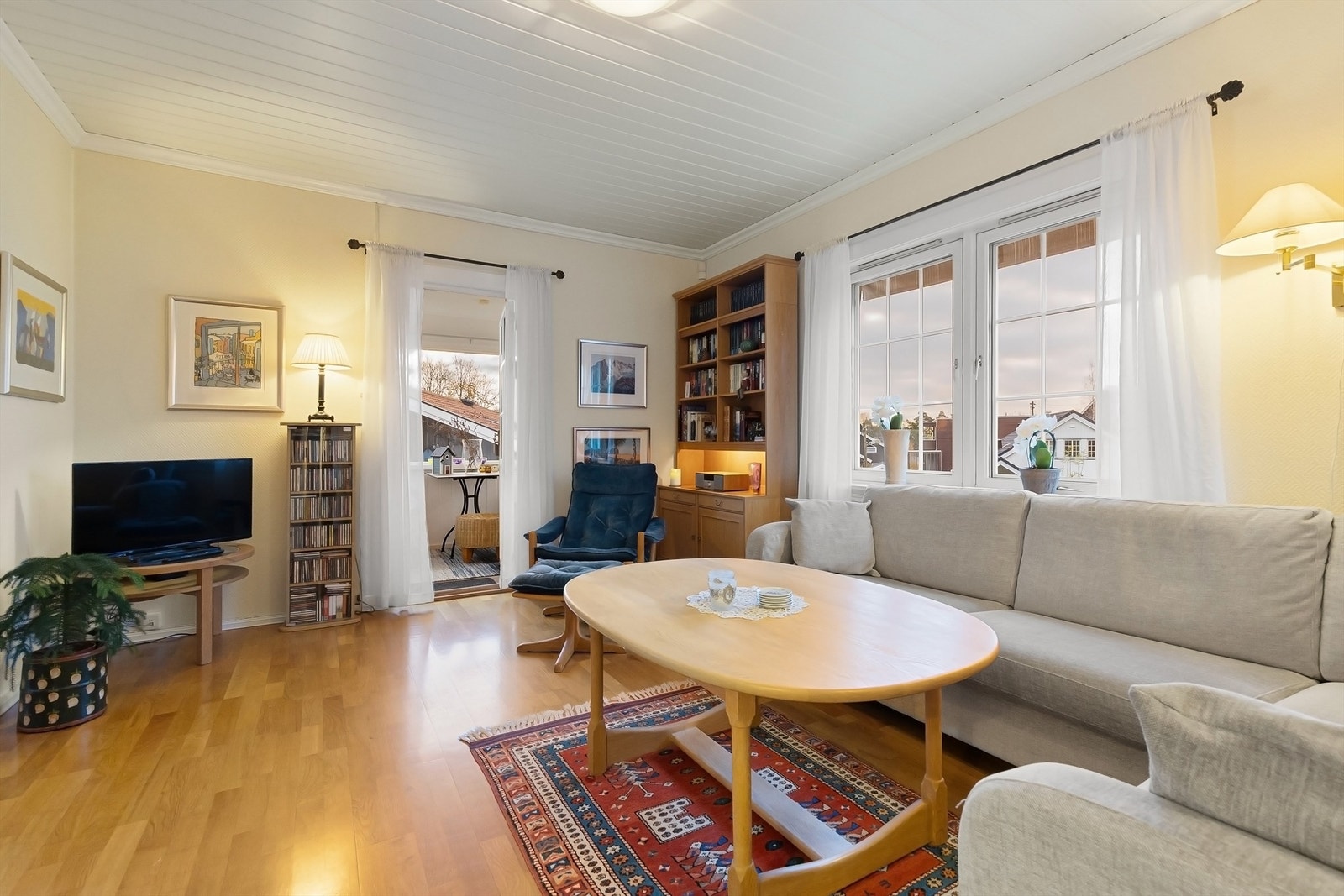 Store vindusflater, hvorav flere er skiftet ut de senere år, gir rikelig med lys. Galleribilde