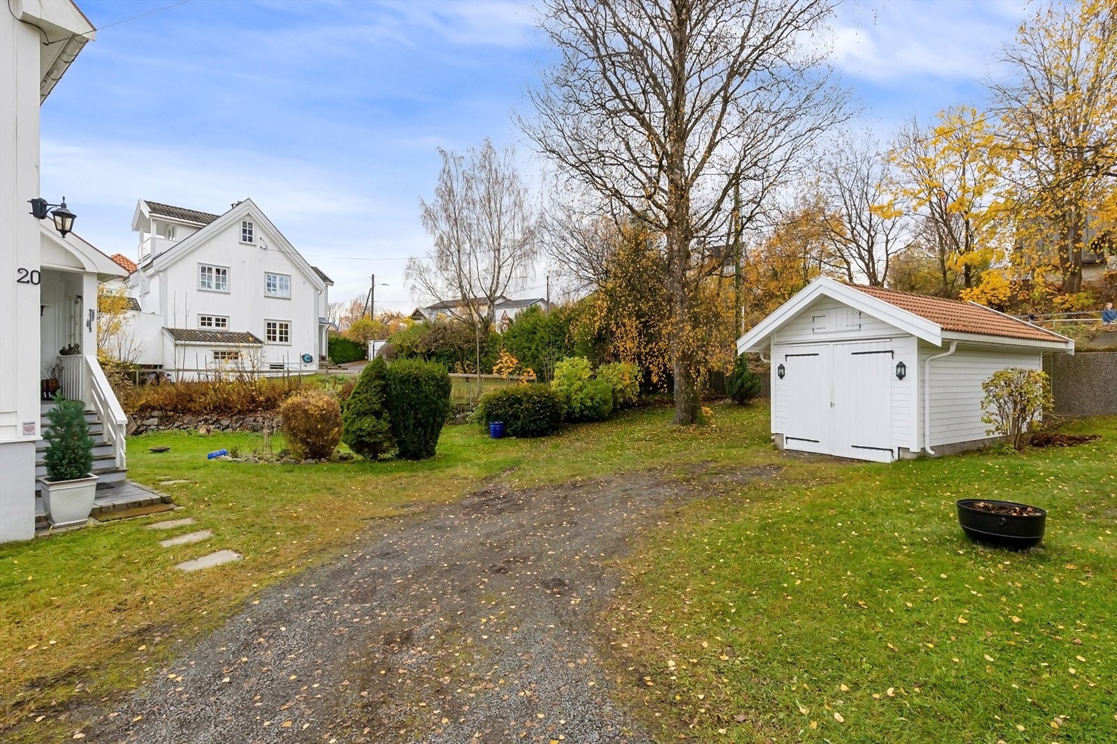 Frittstående garasje med utvendig ladestasjon for elbil. Tak og kledning ble fornyet i 2018. Galleribilde