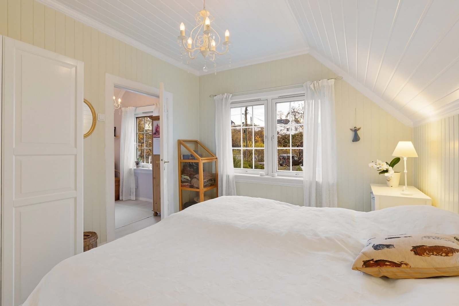 Rommet er utstyrt med et praktisk, integrert garderobeskap. Galleribilde