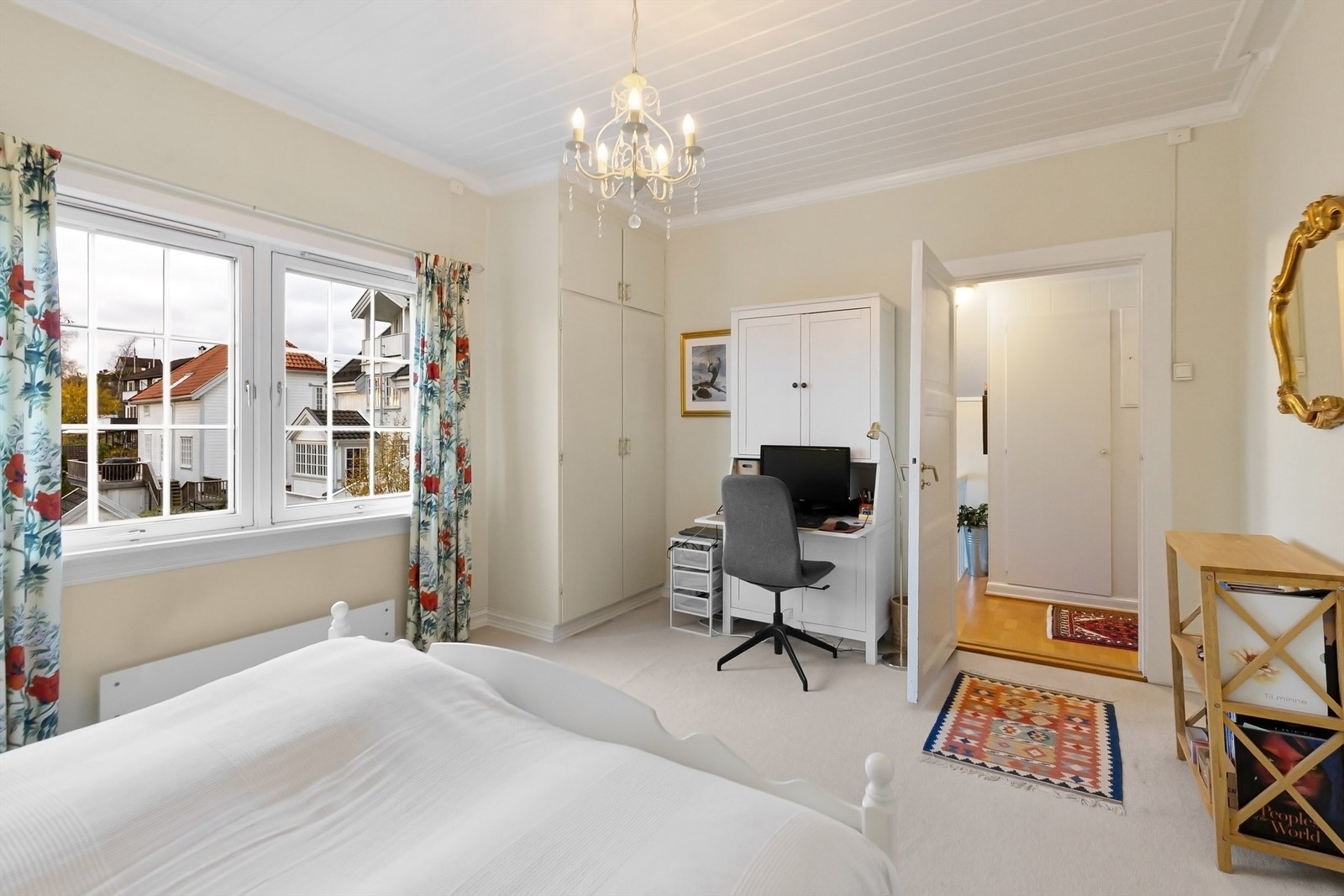 Rommet har også plass til en liten kontorløsning. Galleribilde