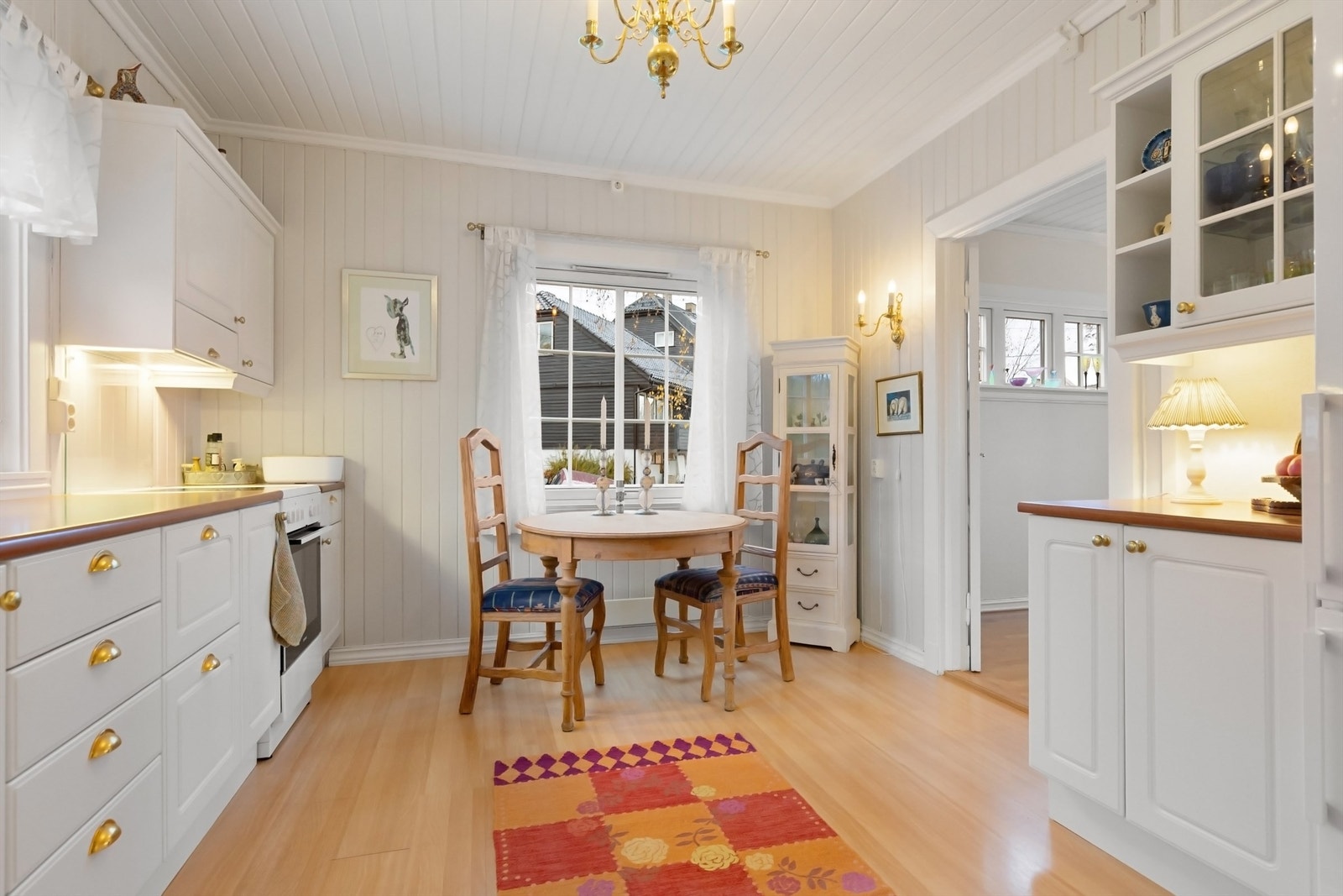 Det er god plass til en hyggelig spiseplass ved vinduet på kjøkkenet. Galleribilde