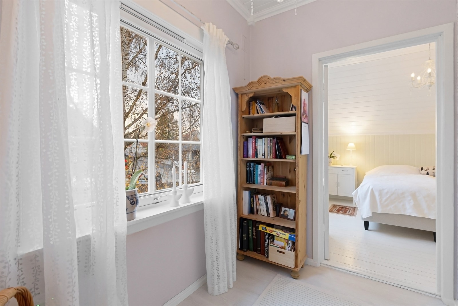 Vinduet slipper inn godt med dagslys og gir utsyn mot nabolaget. Galleribilde