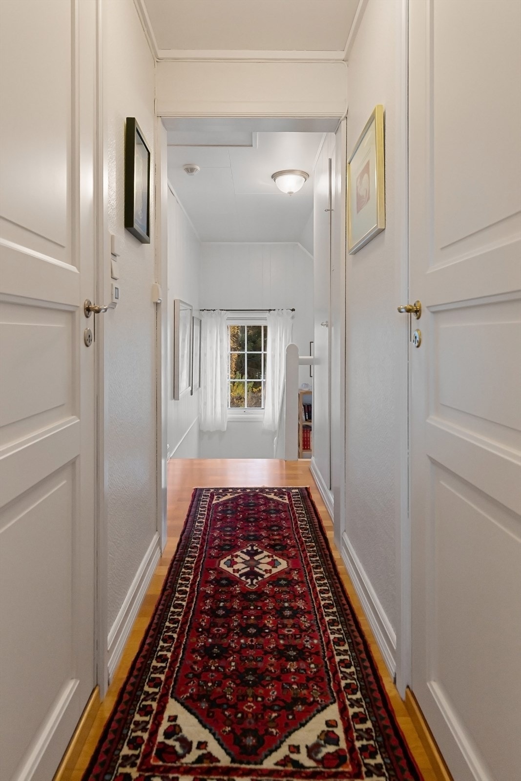 Profilerete dører av eldre årgang gir et gjennomgående klassisk uttrykk. Galleribilde