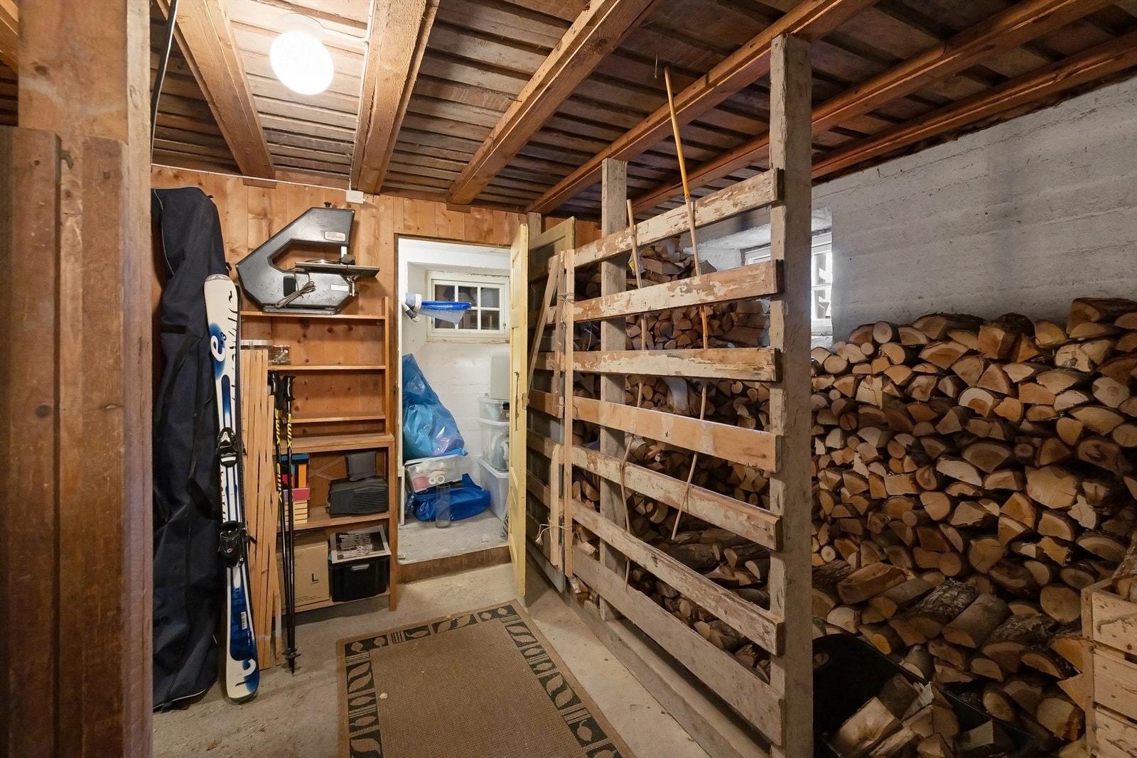 Kjelleren gir også praktisk lagringsplass for ved til peisovnen. Galleribilde