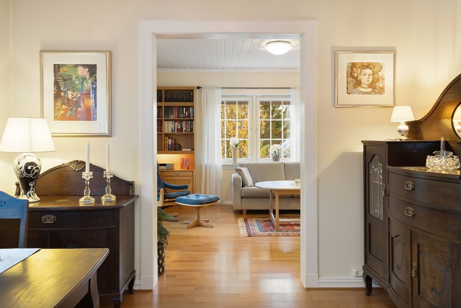 Gjennomgående parkett på gulvet binder rommene i første etasje sammen. Galleribilde