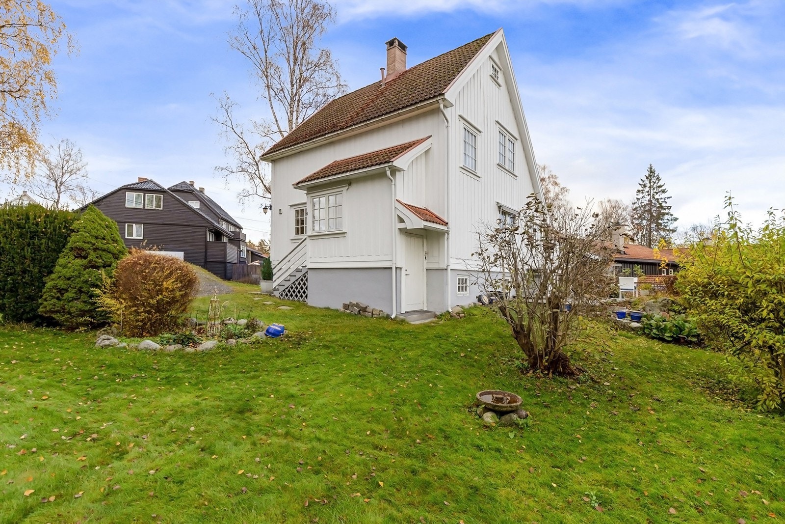 Eiendommen ligger i et veletablert nabolag som hovedsakelig består av villabebyggelse. Galleribilde