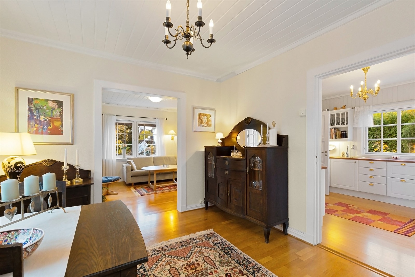 Fra spisestuen er det enkel tilgang til både stue og kjøkken. Galleribilde