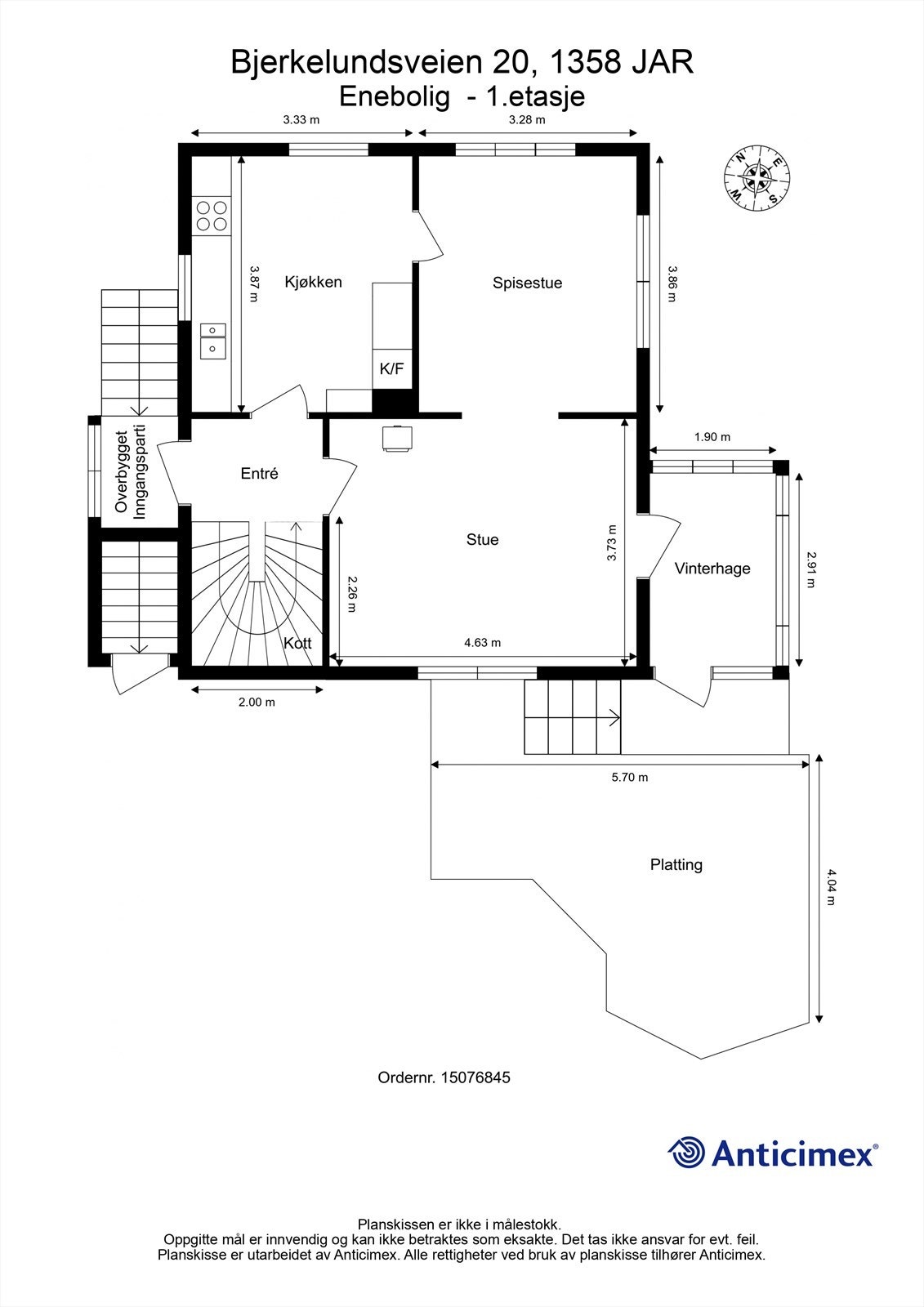 Første etasje har en god planløsning med entré, stue, spisestue og kjøkken. Galleribilde