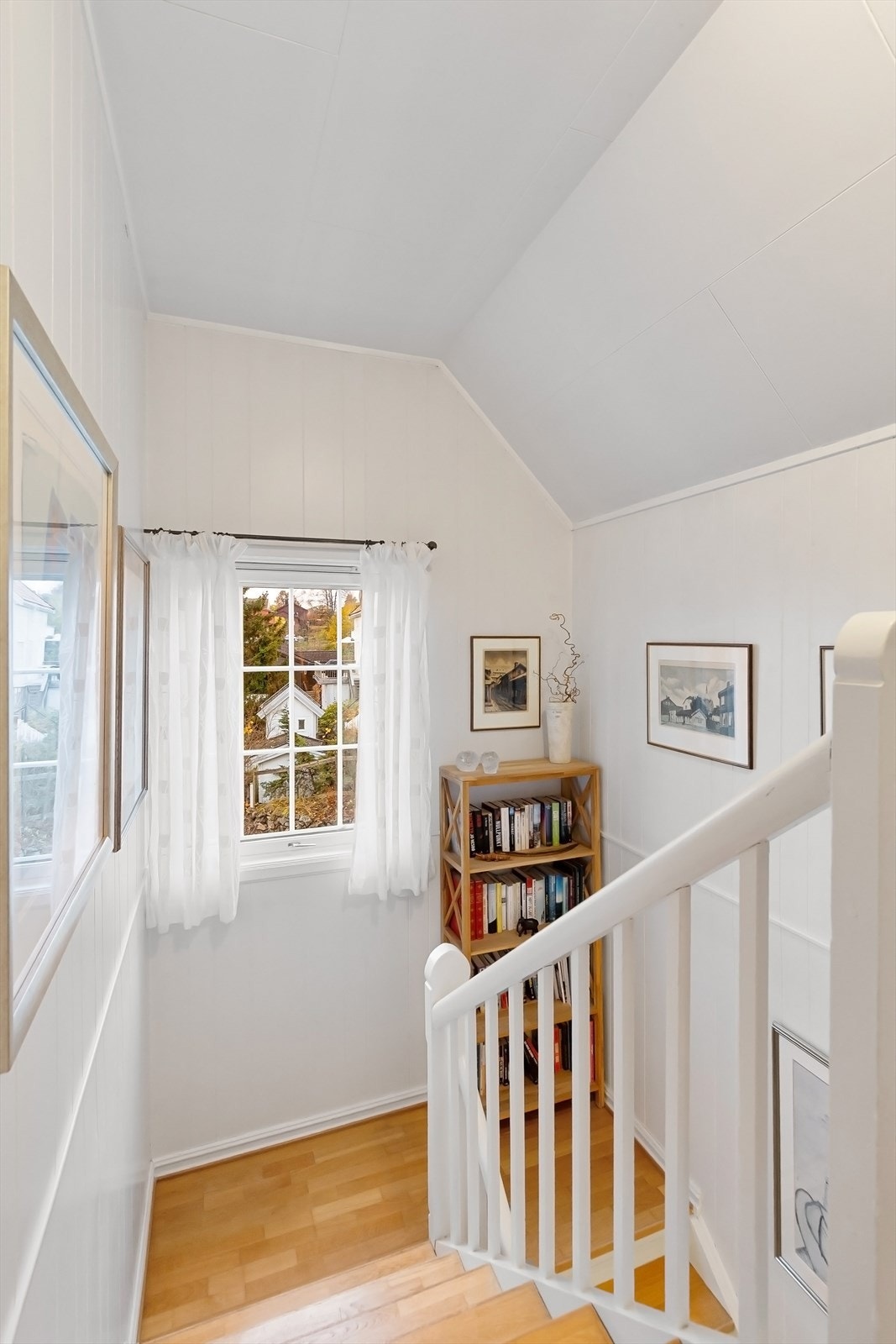 Tretrappen leder opp til en lys og arealeffektiv andre etasje. Galleribilde