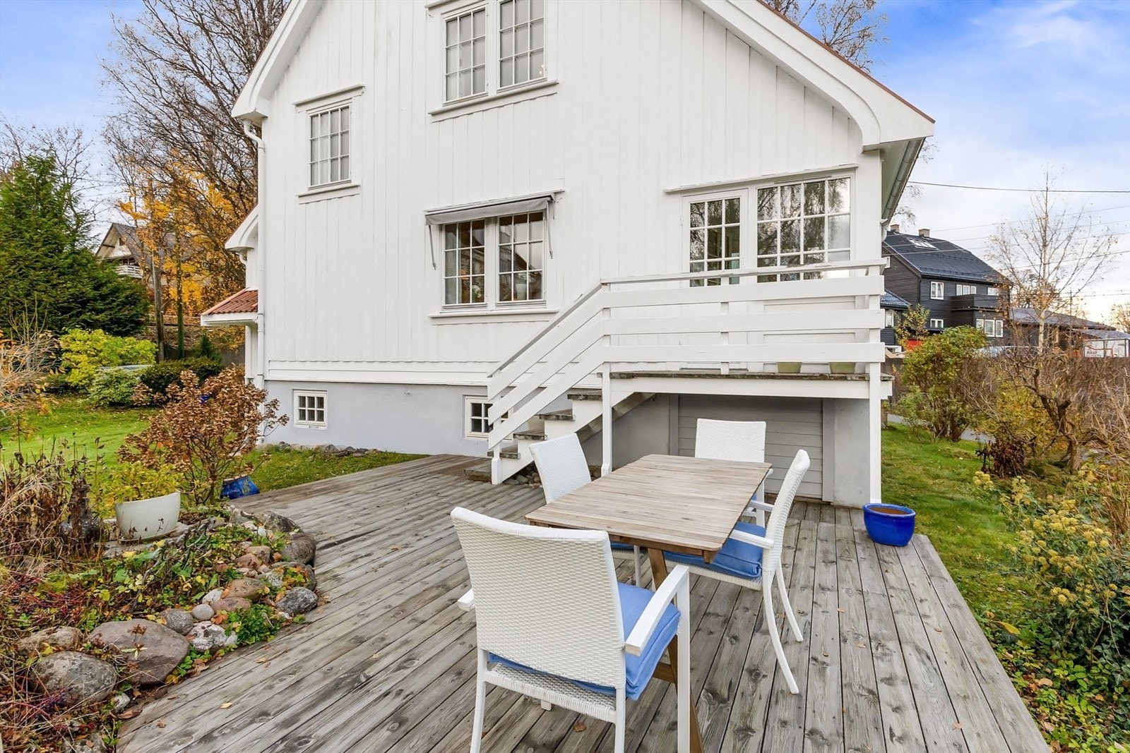 Uteområdet er skjermet og gir en fin ramme for rekreasjon og lek. Galleribilde