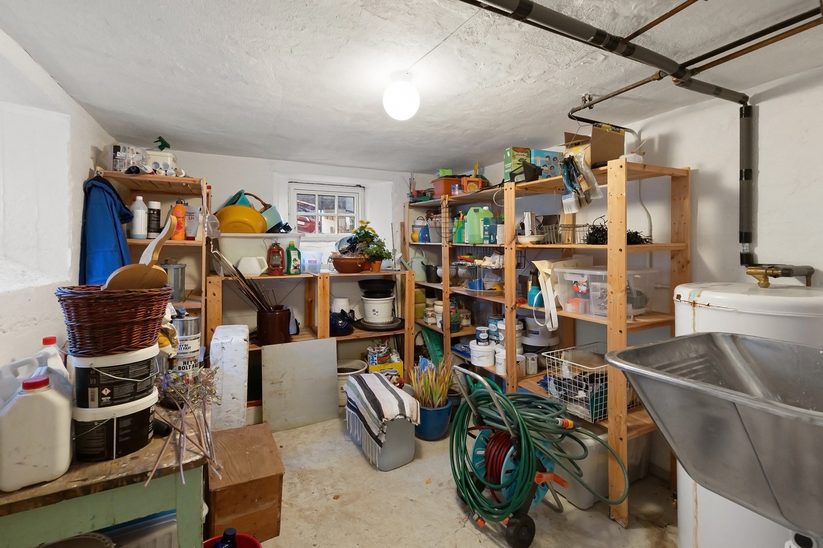 Her er det god plass til oppbevaring av verktøy, hageutstyr og sesongartikler. Galleribilde