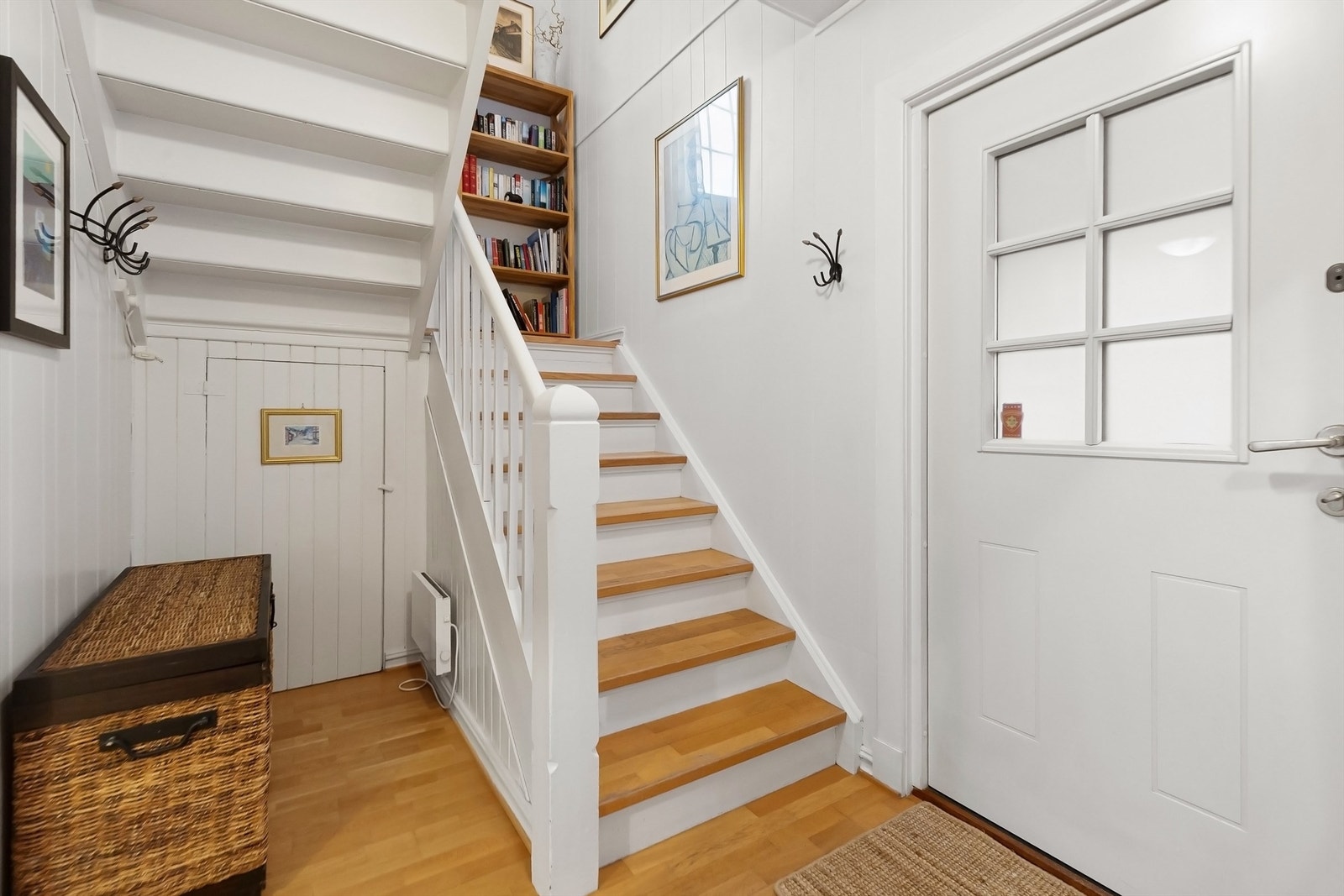 En innbydende entré med en profilert dør ønsker deg velkommen inn. Galleribilde