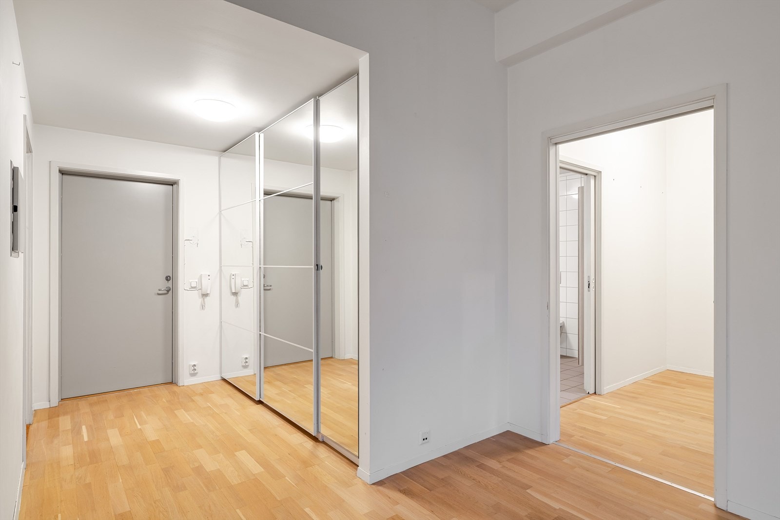 Romslig entre på 6 kvm med god plass til garderobeløsning. Galleribilde