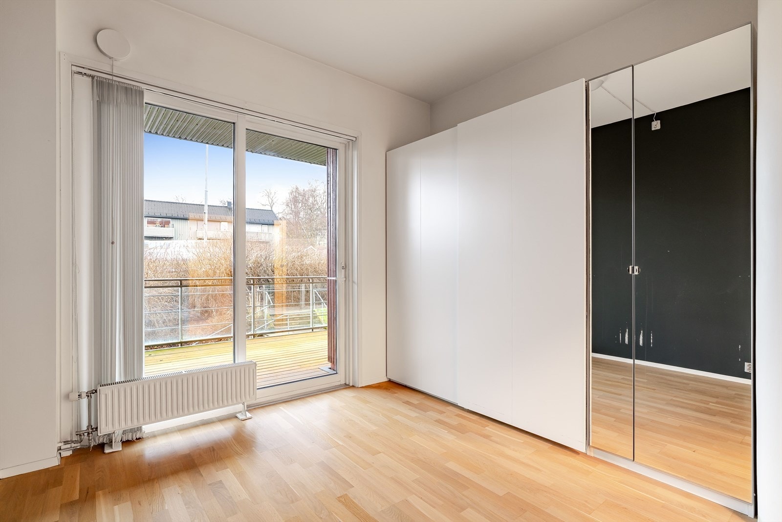 Det er fjernvarme på soverommet og det er god plass til garderobeløsninger. Galleribilde