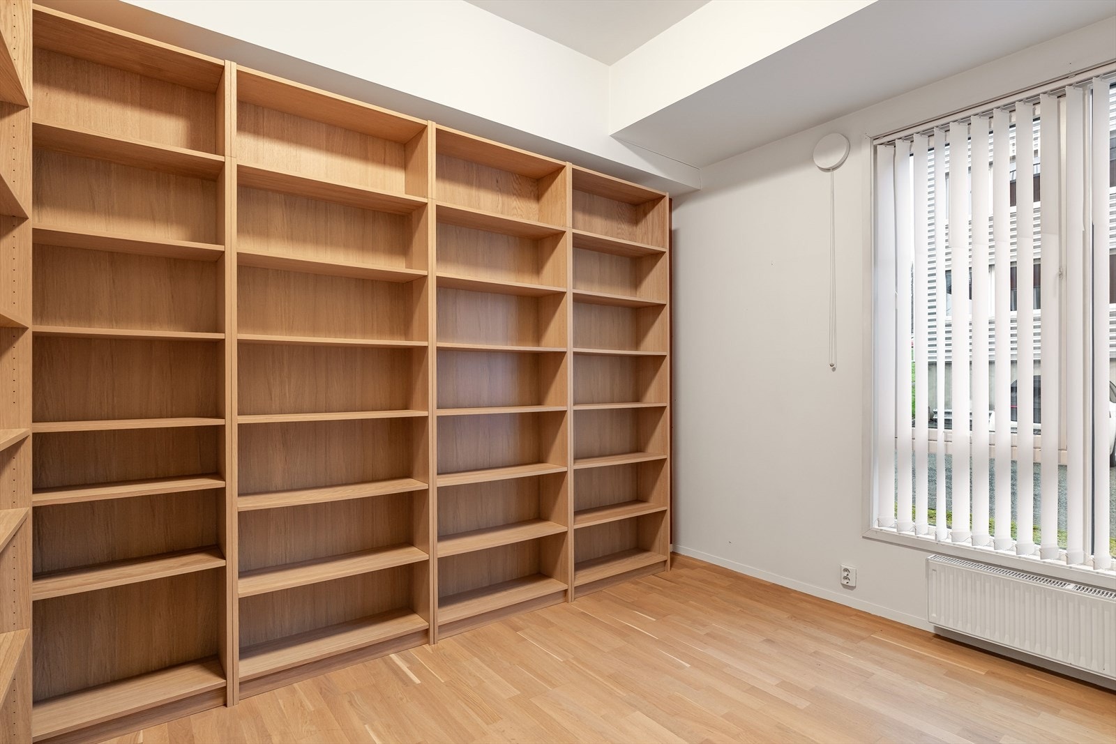 Boligens andre soverom er på hele 11 kvm, og byr på god plass for garderobeløsning samt kontorpult. Galleribilde