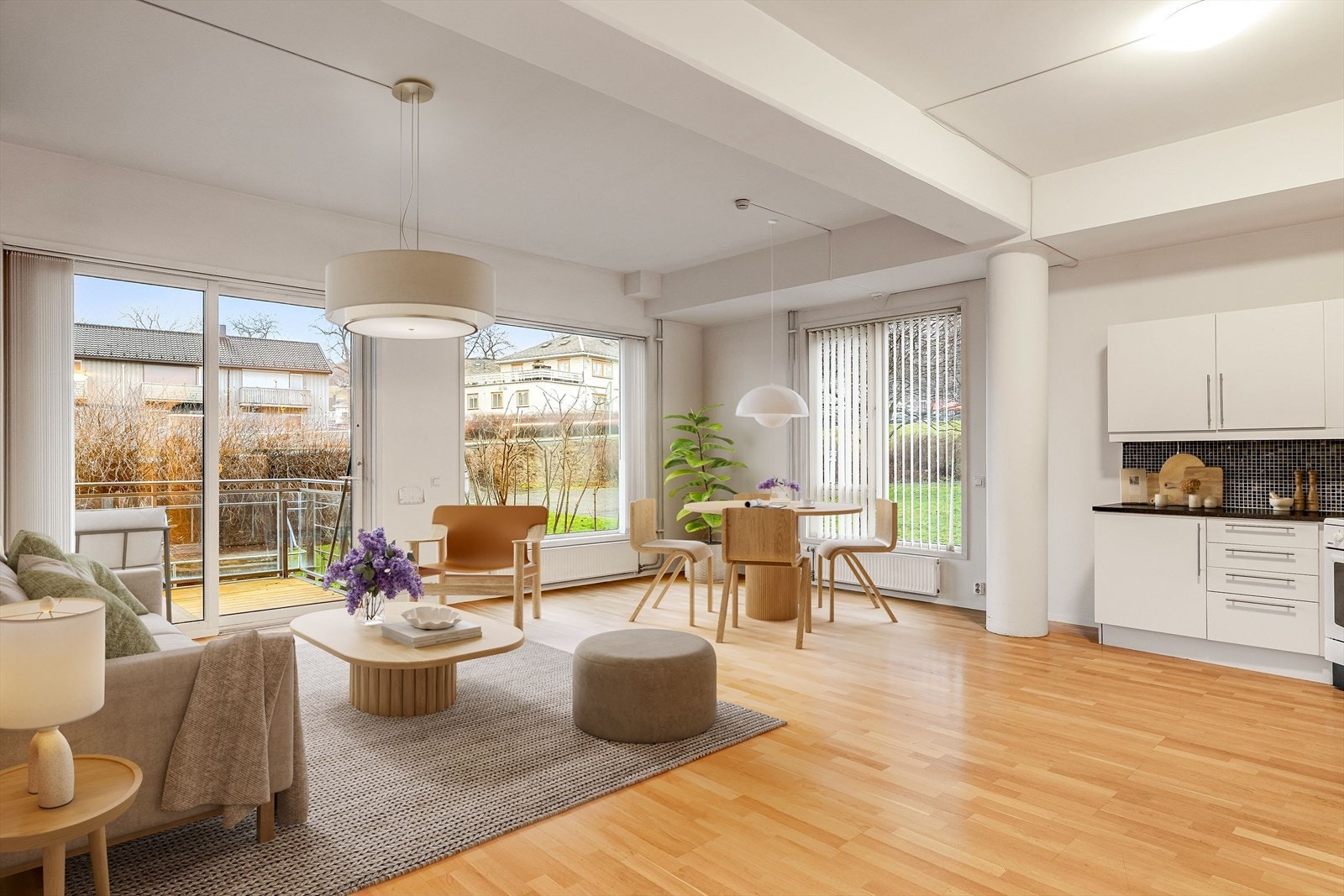 Leiligehten varmes opp med fjernvarme og har en stue/kjøkkenløsning på hele 38 kvm med store vindusflater og 3 meter takhøyde! Digital styling. Galleribilde