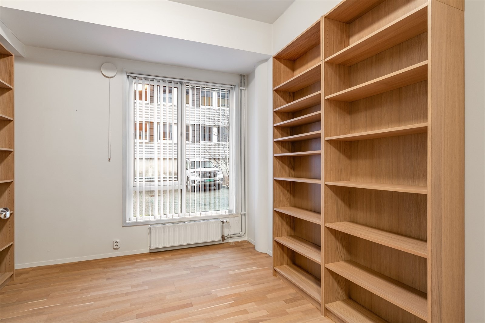 Soverommene ligger i hver sin ende av boligen, og hver av dem har praktisk tilliggende gang med god lagringskapasitet. Galleribilde