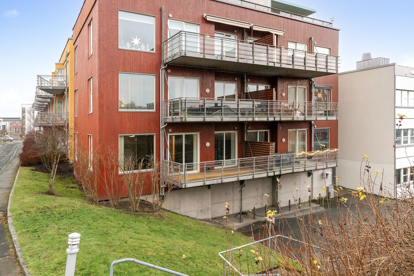 Balkongen vender mot nordvest og byr på gode solforhold utover ettermiddagen fra ca. kl. 15 og utover kvelden. Velkommen til hyggelig visning! Galleribilde