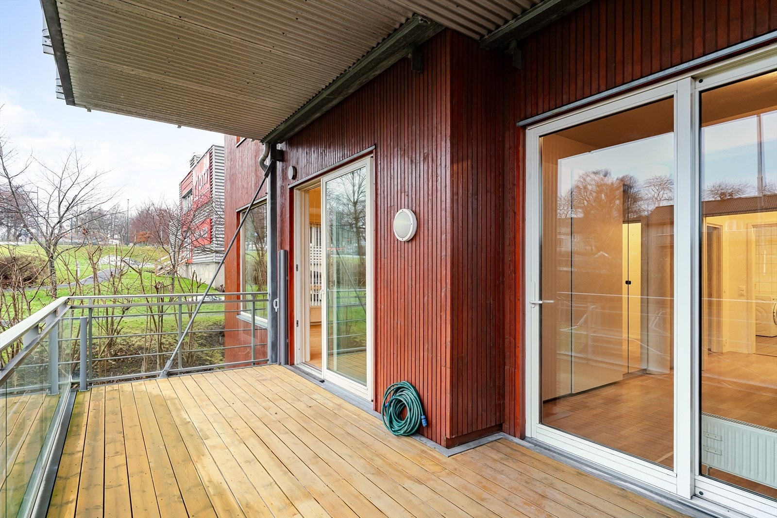 Sjeldent stor balkong på 16kvm med gode grill- og møbleringsmuligheter, samt utgang fra både stue og hovedsoverom. Galleribilde