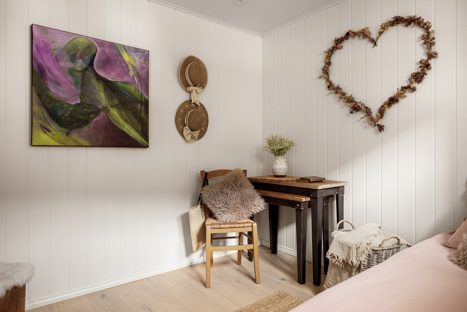 Her er det god plass til seng, nattbord og garderobe for oppbevaringsplass. Galleribilde