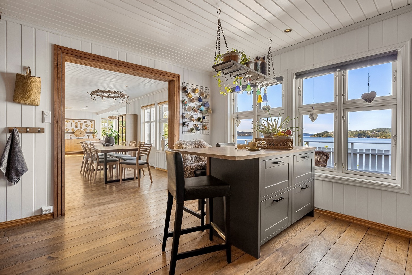 Det er også sitteplasser på kjøkkenøyen. Galleribilde